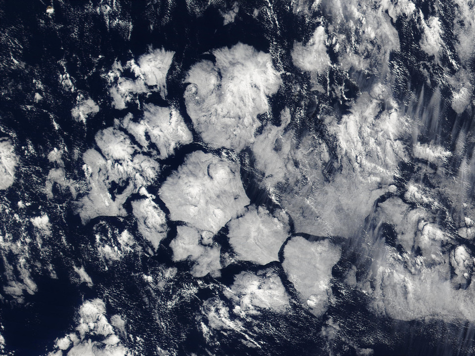 Hexagonal cloud cells in the South Atlantic Ocean 